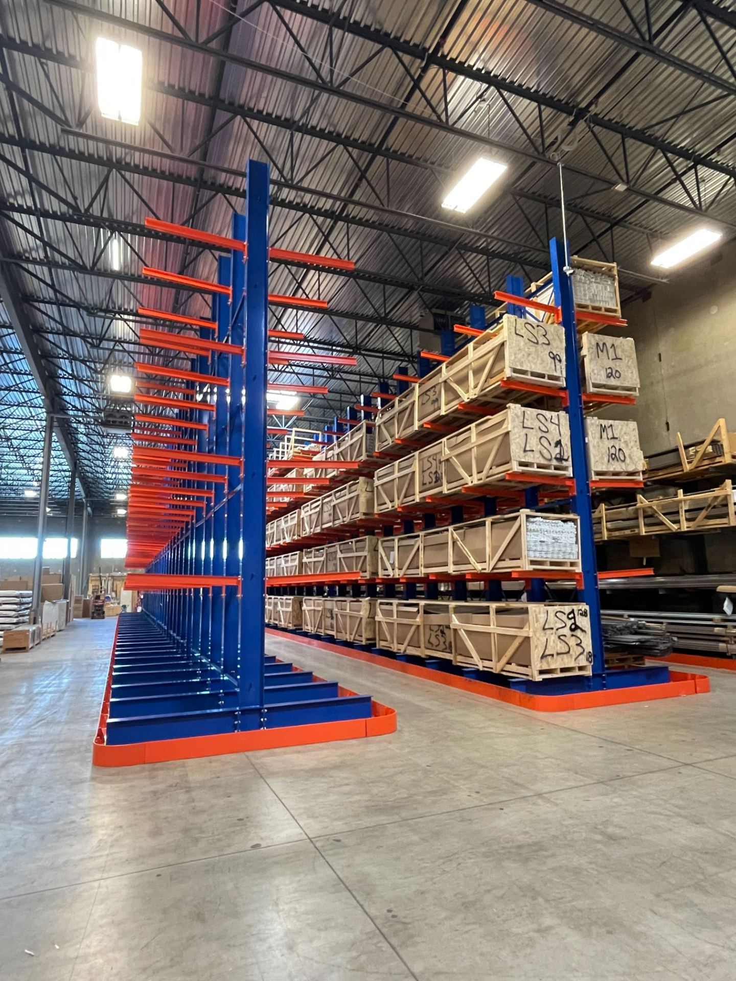 warehouse racking using a warehouse construction schedule